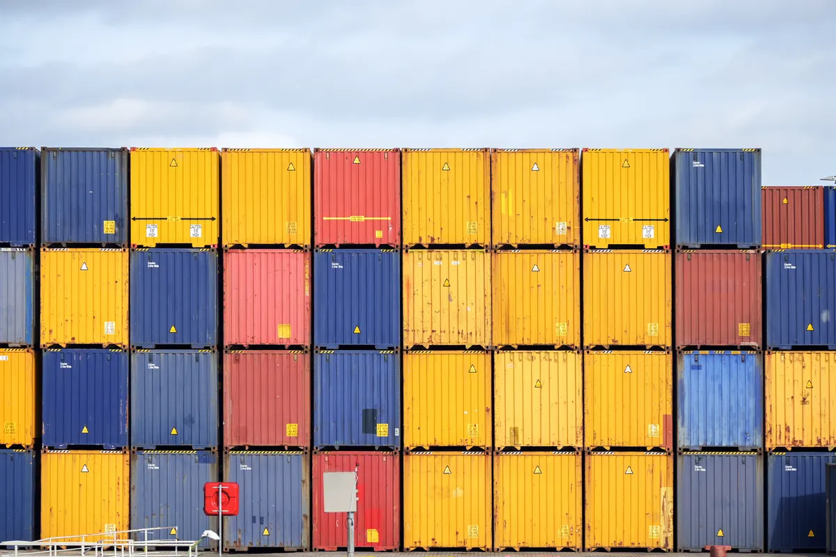Containerstapel – Verpackung und Transport entzündbarer fester Stoffe der Klasse 4