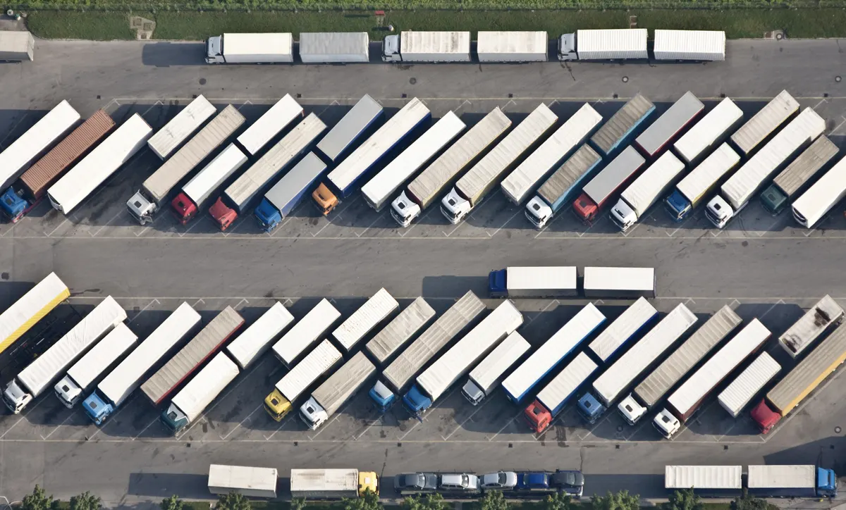 Lkw-Flotte aus der Vogelperspektive – unsere Leistungen im Gefahrguttransport