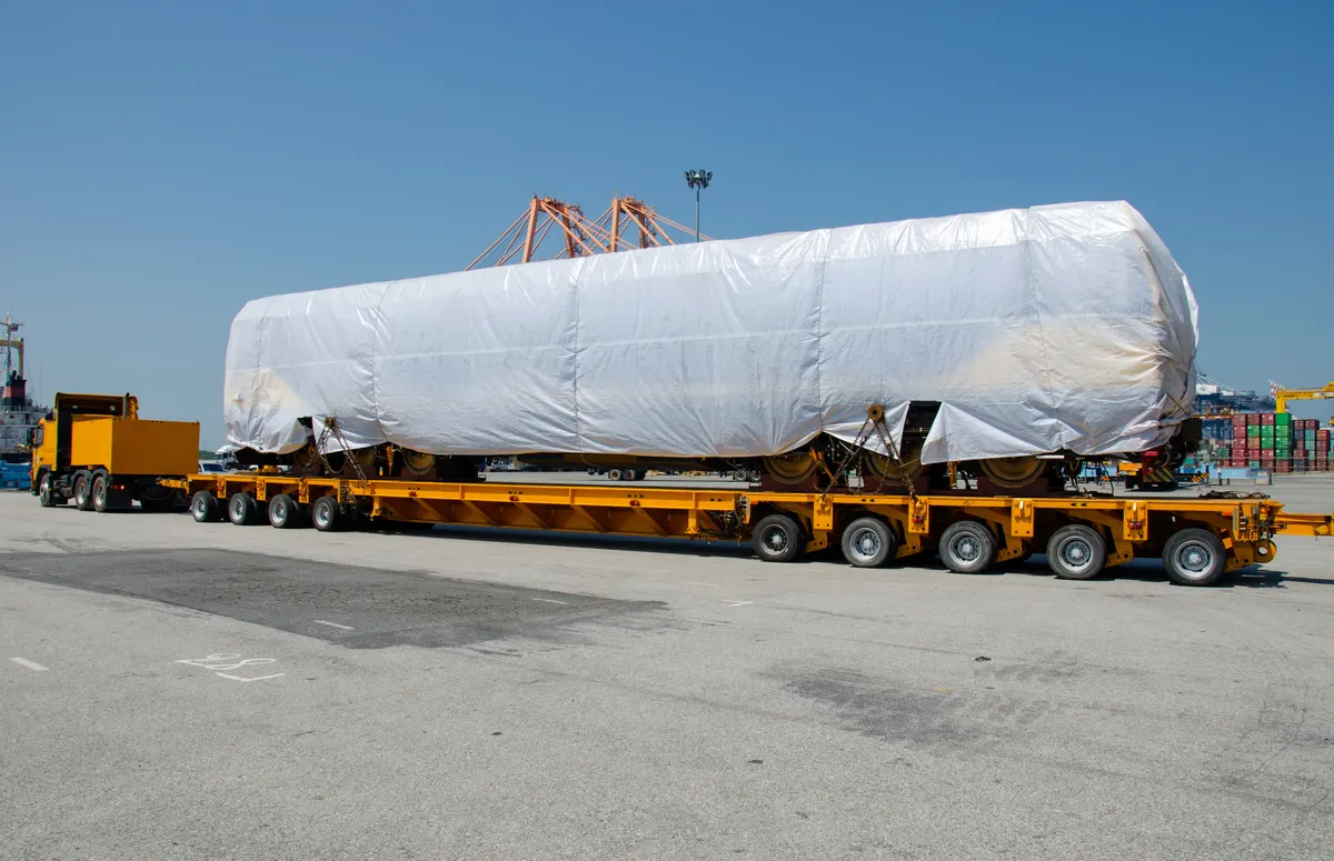 Transport eines Industriekessels – Symbolbild für das Chemiedreieck Burghausen